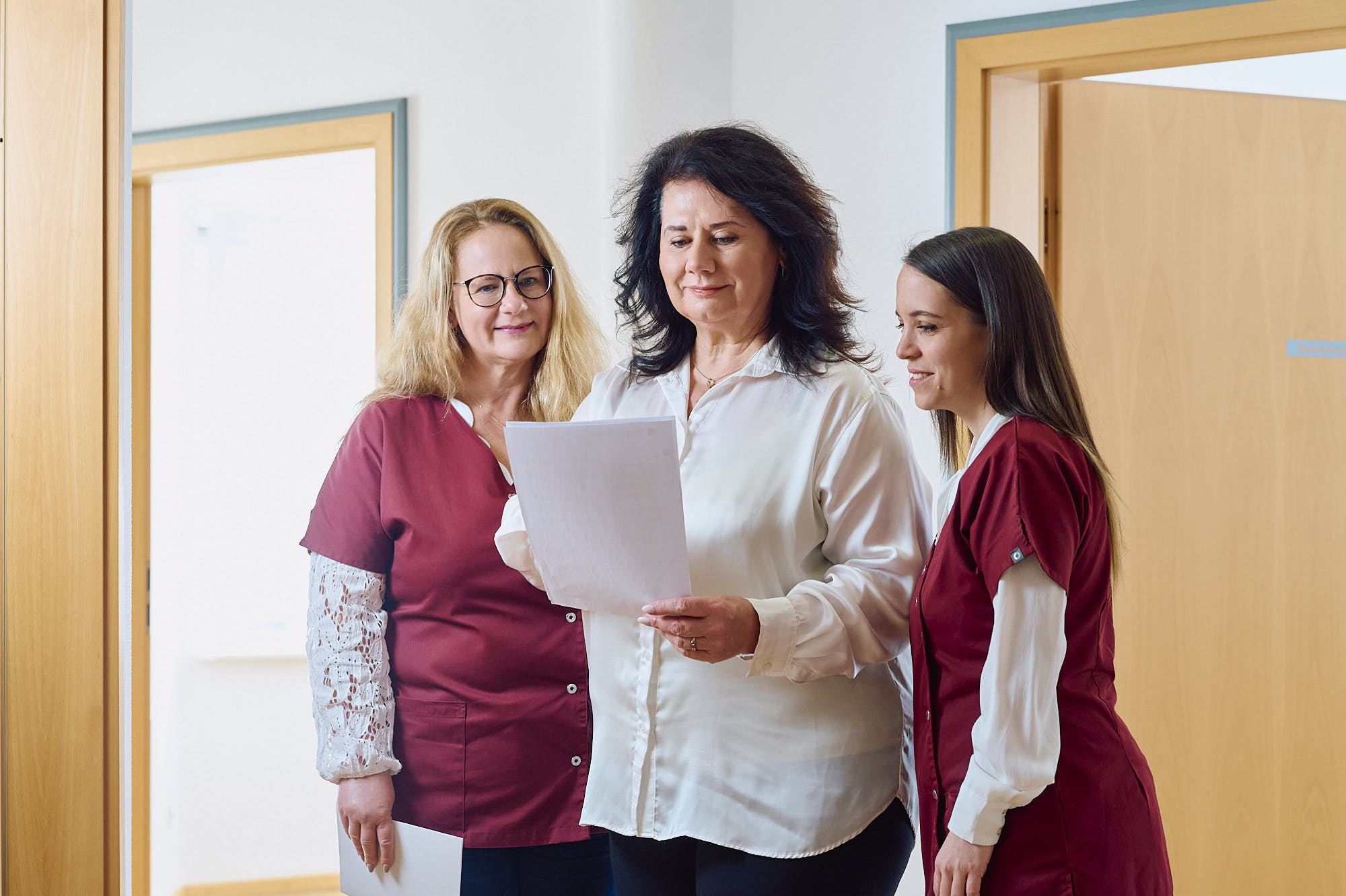 Hausärztin Frau Schneider bespricht sich mit ihren medizinischen Fachangestellten in der Hausarztpraxis Schneider in Spaichingen