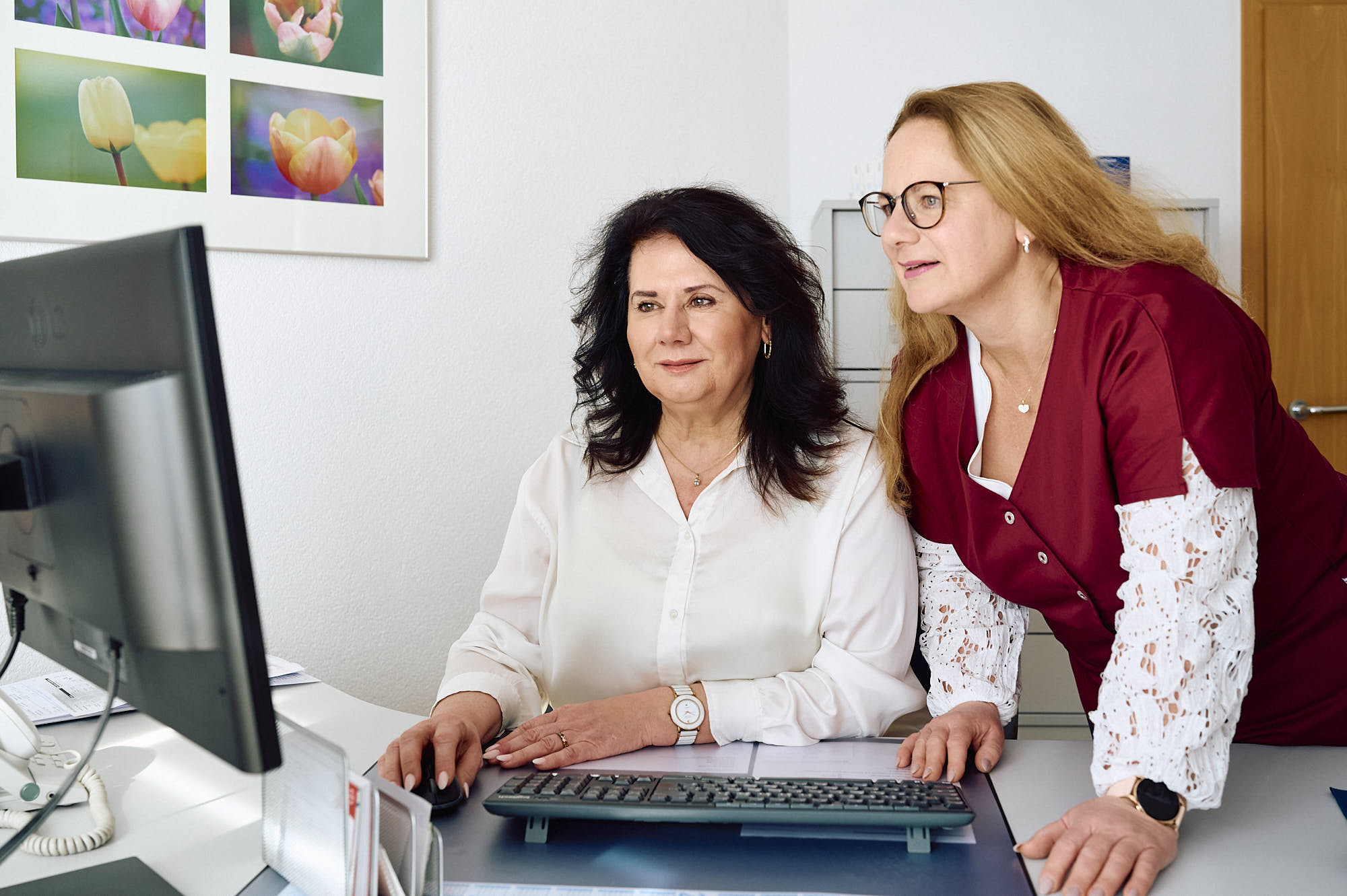 Ärztin Frau Schneider im Behandlungszimmer im Gespräch mit einer medizinischen Fachangestellten in Spaichingen