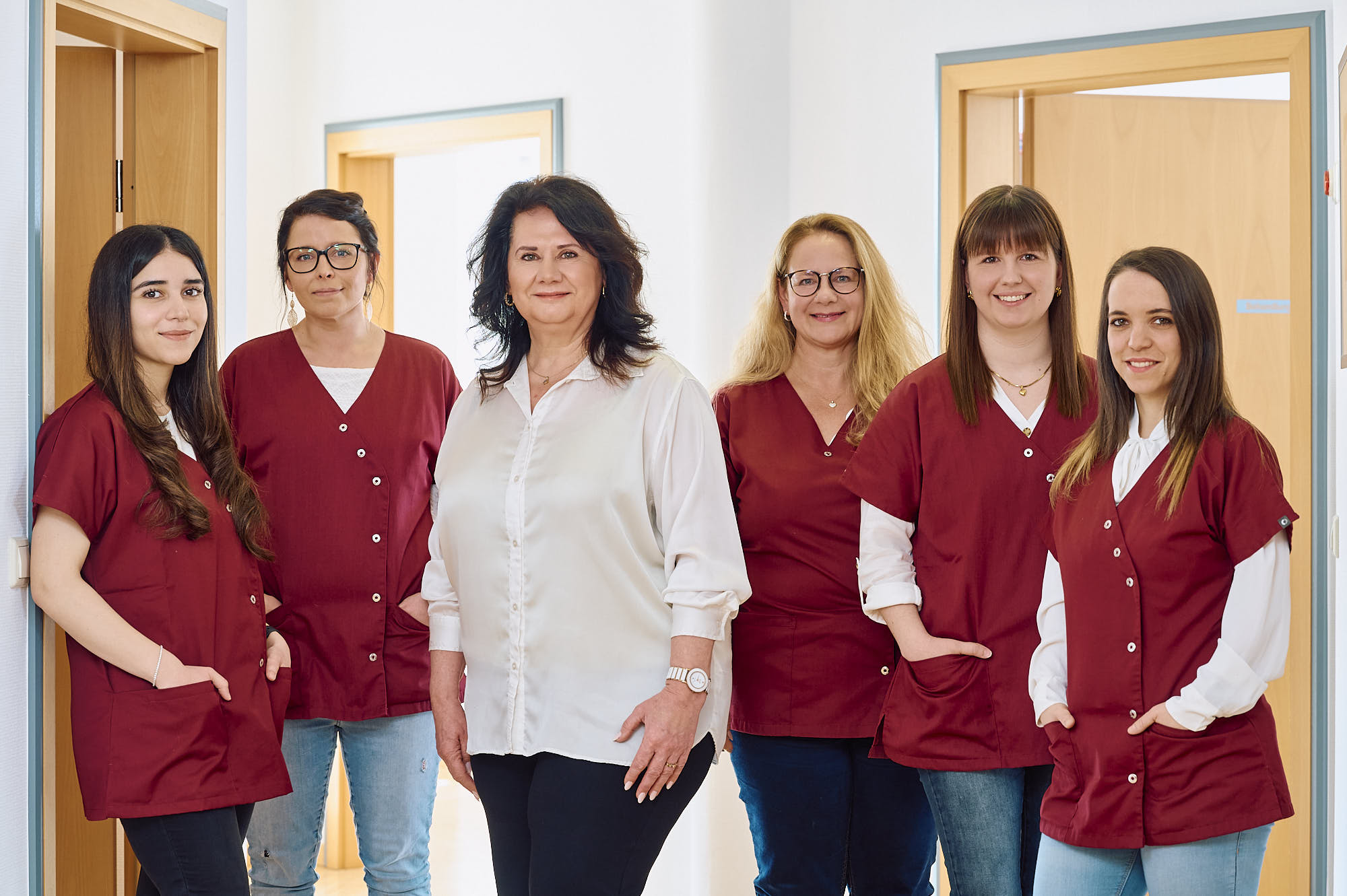 Ärztin Margarita Schneider mit ihren medizischen Fachangestellten in ihrer Praxis