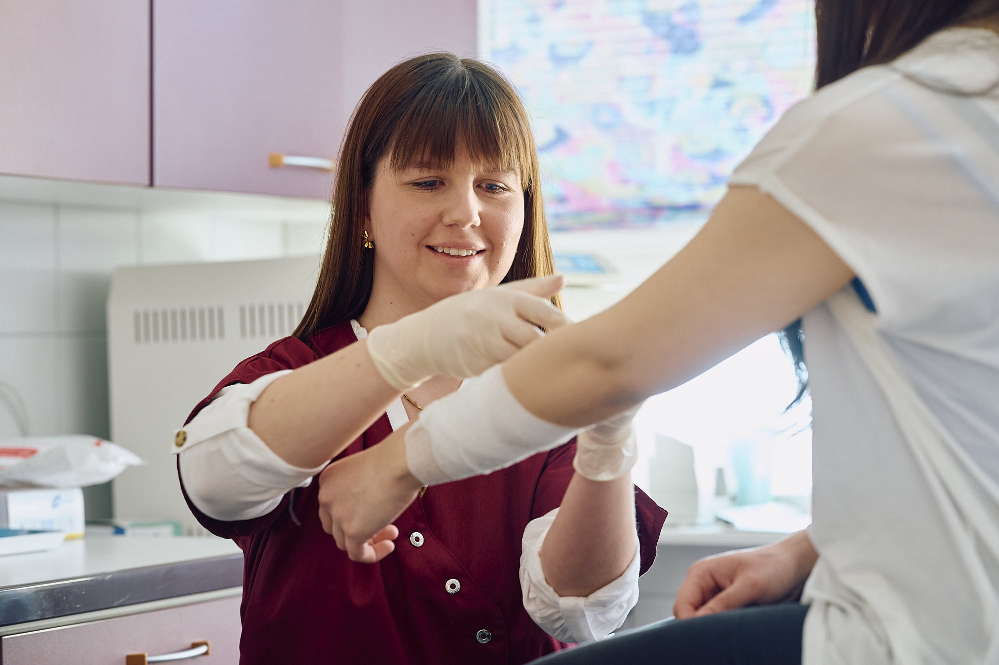 Medizinische Fachangestellte behandelt Patientin in der Hausarztpraxis Schneider in Spaichingen